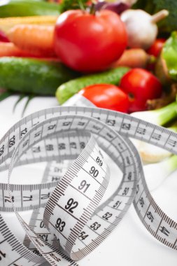 Beyaz arka planda taze sebzeler 