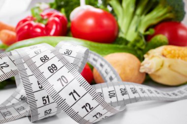 Beyaz arka planda taze sebzeler 