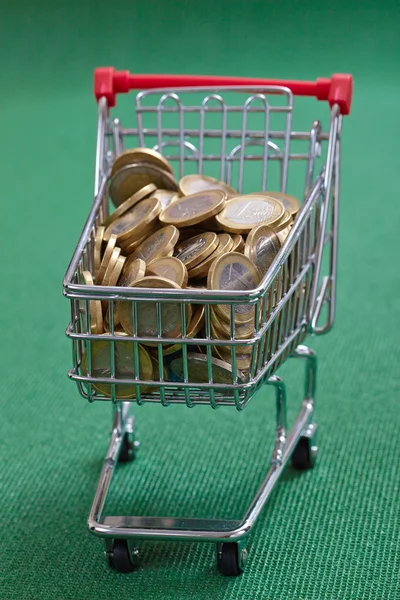 Monedas en cesta de la compra —  Fotos de Stock