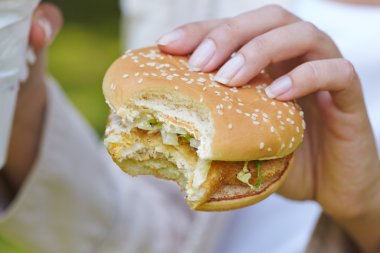 Hamburger yiyen kadın