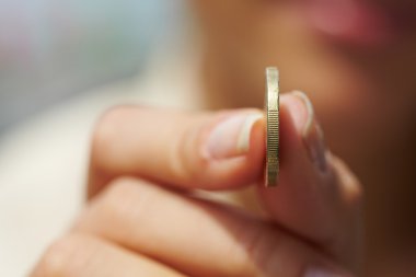 kadın parayı teslim