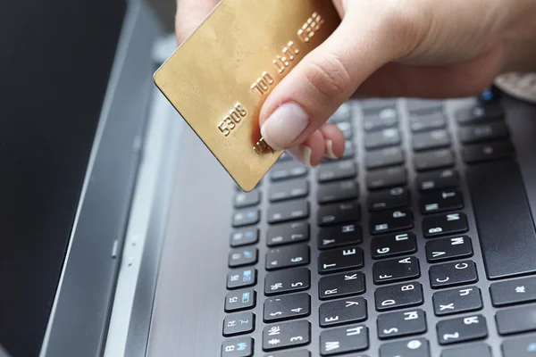 Mujer con tarjeta de crédito — Foto de Stock