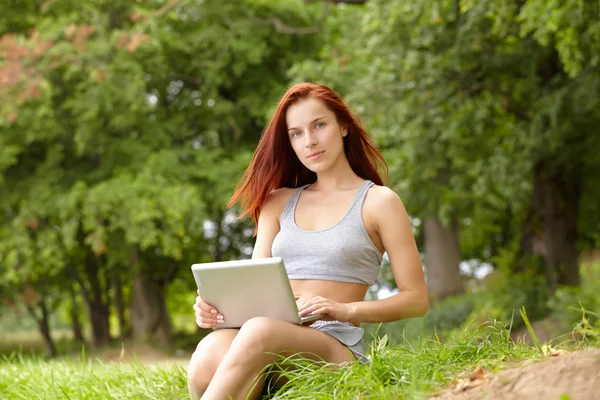 Frau mit Laptop — Stockfoto