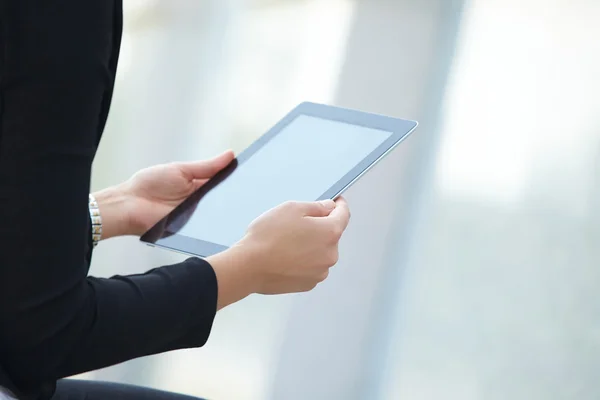 Mulher de negócios com tablet — Fotografia de Stock