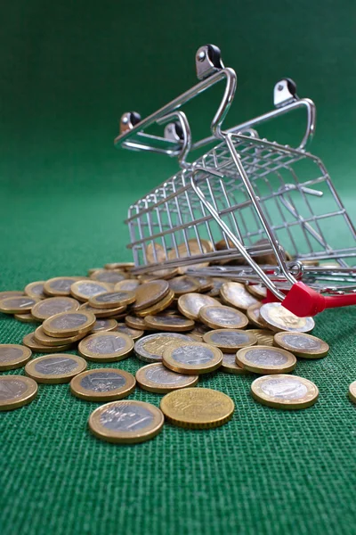 Monedas en cesta de la compra —  Fotos de Stock