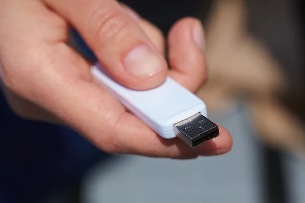 Hand hält usb — Stockfoto