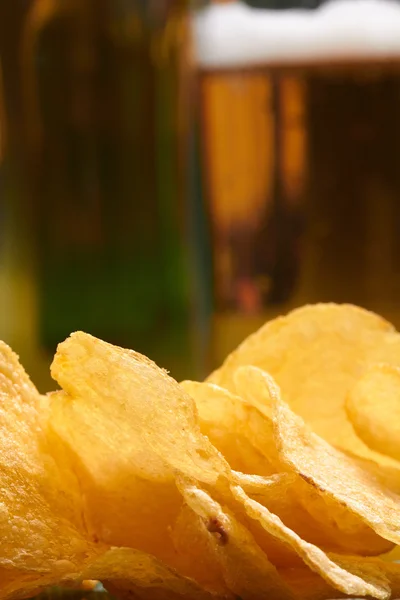 Potatis chips och öl — Stockfoto