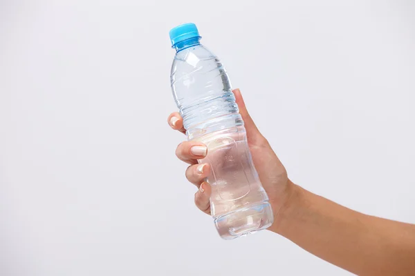 Botella de agua en mano — Foto de Stock