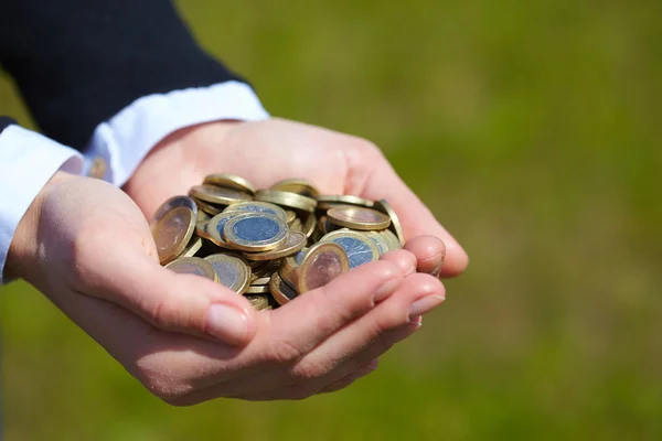 Moedas nas mãos — Fotografia de Stock