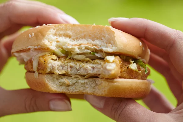 Mujer comiendo hamburguesa —  Fotos de Stock