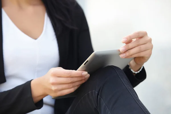 Mulher de negócios com tablet — Fotografia de Stock