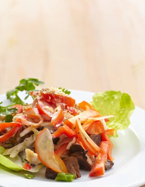 Salada com carne — Fotografia de Stock