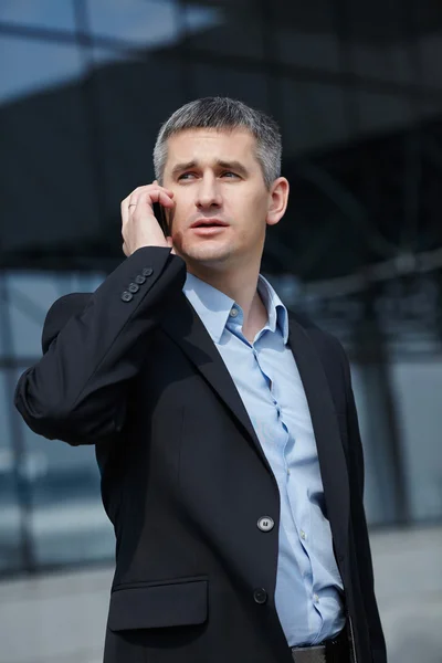 Homme d'affaires avec téléphone portable — Photo