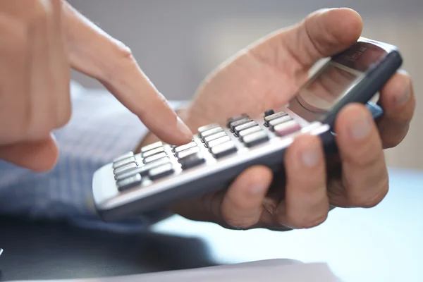 Zakenman met calculator — Stockfoto