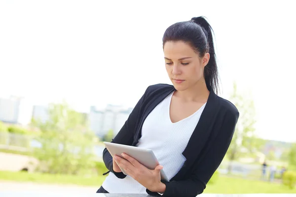 Empresária com tablet pc — Fotografia de Stock