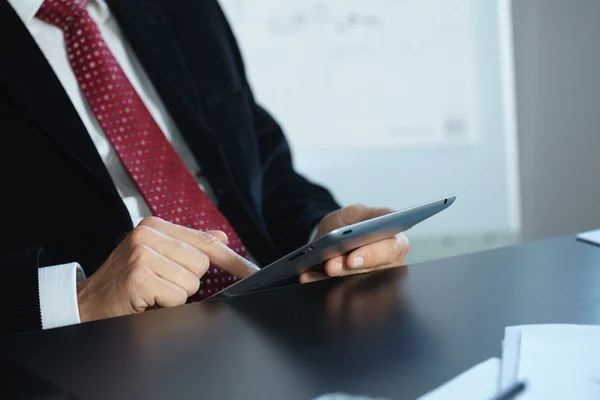 Geschäftsmann mit digitalem Tablet — Stockfoto