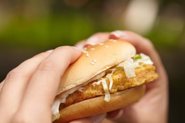 Hamburger yiyen kadın