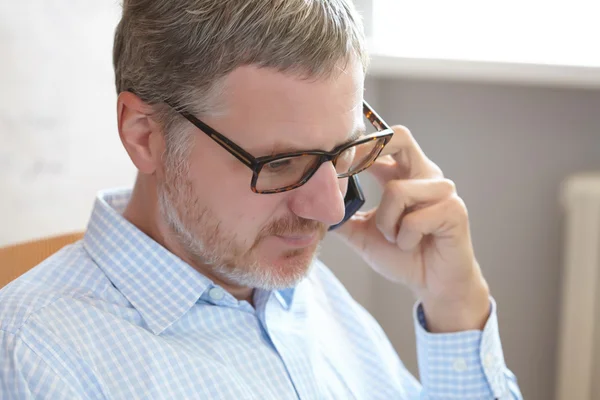 Homme d'affaires avec téléphone portable — Photo