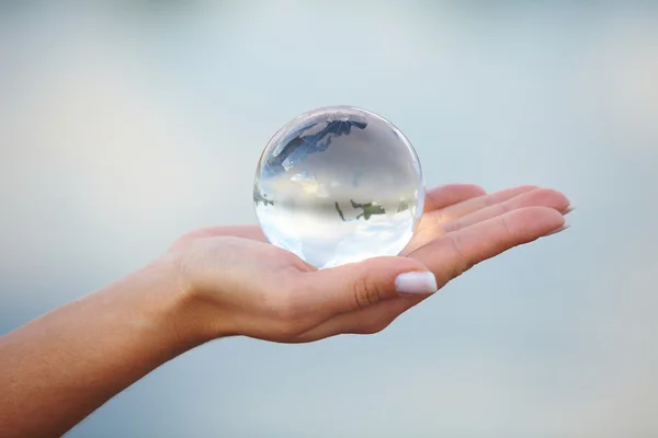 Crystal ball op hand — Stockfoto