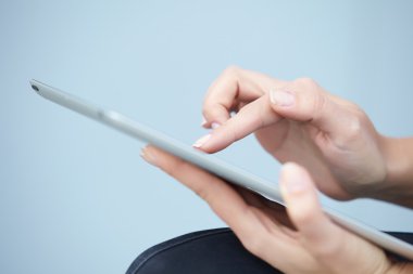 Tablet bilgisayarlı iş kadını