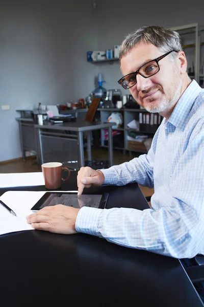 Homme d'affaires avec tablette numérique — Photo