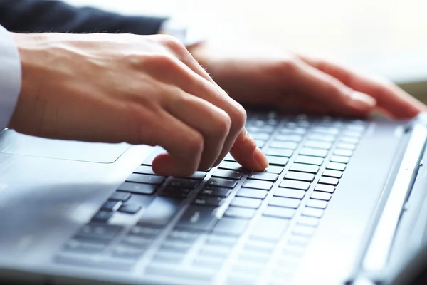 Manos femeninas en el teclado — Foto de Stock