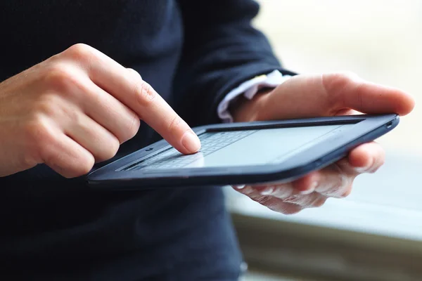 Mulher com tablet pc — Fotografia de Stock