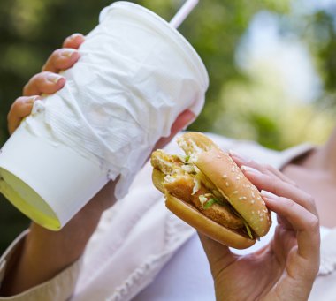 fastfood olan kadın