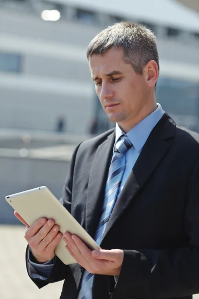 Biznesmen za pomocą tabletu — Zdjęcie stockowe