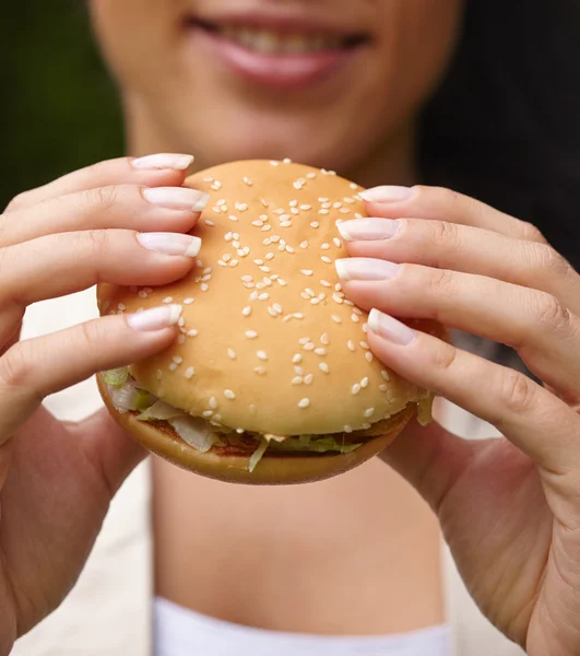 Mujer comiendo hamburguesa —  Fotos de Stock