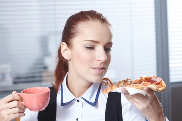 Podnikatelky s pizzou — Stock fotografie