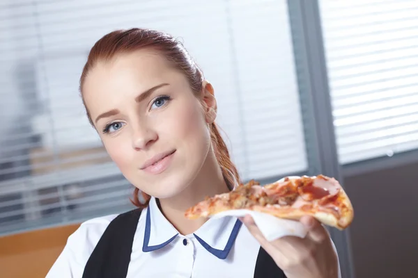 Podnikatelky s pizzou — Stock fotografie