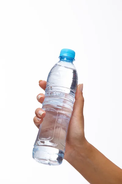 Γυναίκα χέρι με μπουκάλι νερό — Φωτογραφία Αρχείου