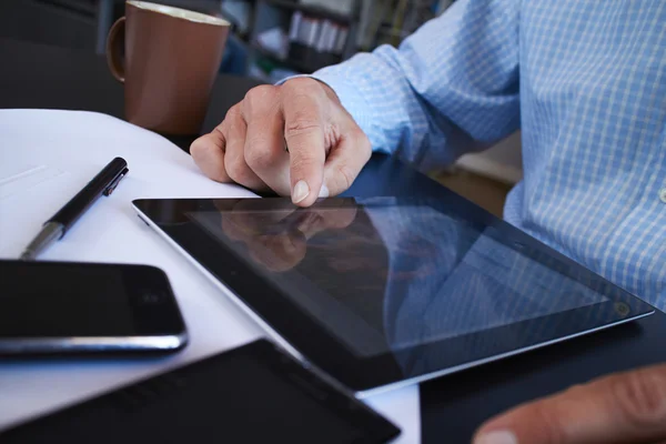 Empresários com tablet digital — Fotografia de Stock