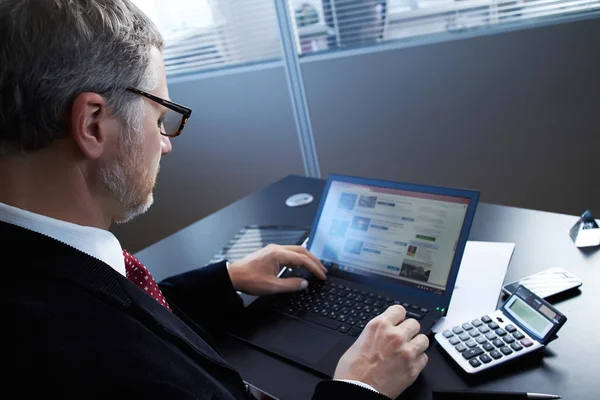 Homem de negócios com laptop — Fotografia de Stock