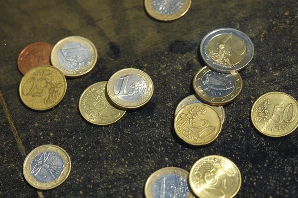 Monedas bajo agua clara — Foto de Stock