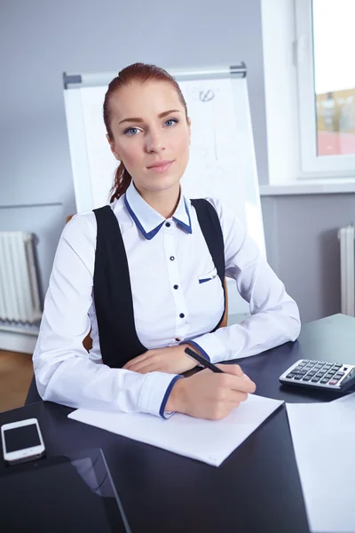 Jeune femme d'affaires sur le lieu de travail — Photo