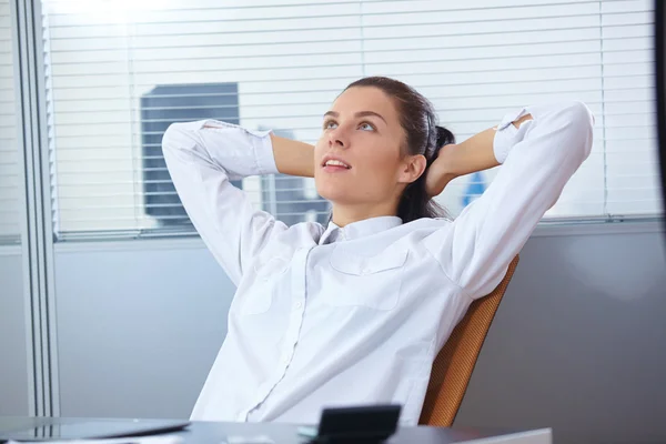 Jonge zakenvrouw op het werk — Stockfoto