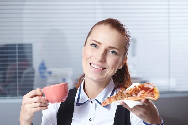 Empresaria con pizza en la mano —  Fotos de Stock