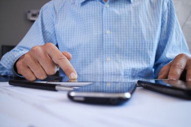 İşadamları dijital tablet ile