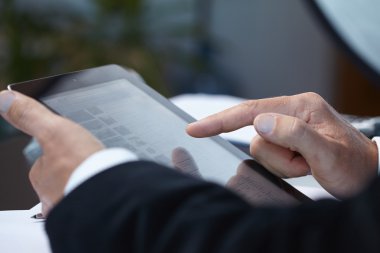 İşadamları dijital tablet ile