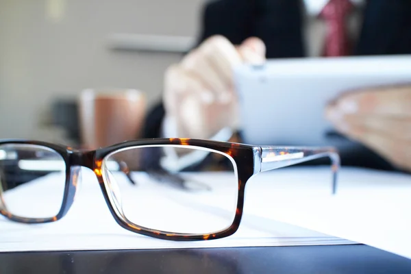 Óculos no local de trabalho close-up — Fotografia de Stock