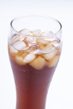 Buzlu bir bardak kola.