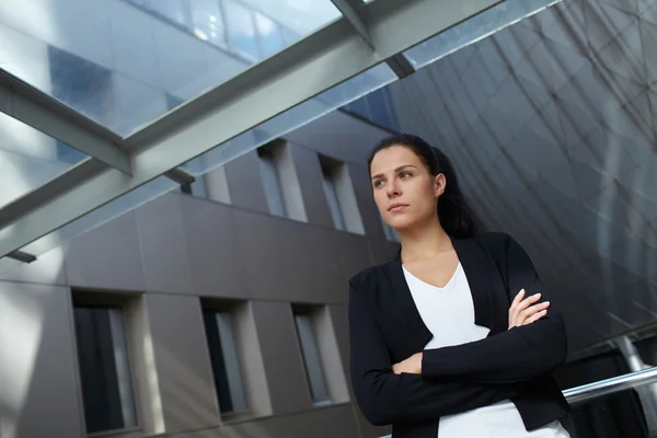 Femme d'affaires debout en plein air — Photo