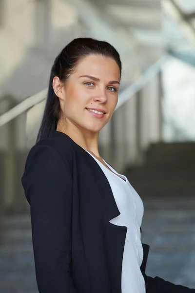 Businesswoman standing outdoor — Stock Photo, Image