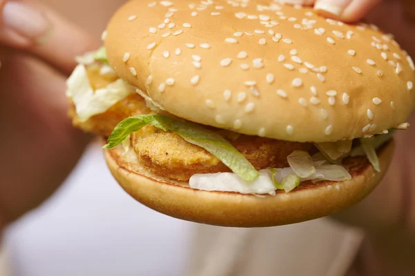 Hamburguesa en manos de mujer — Foto de Stock