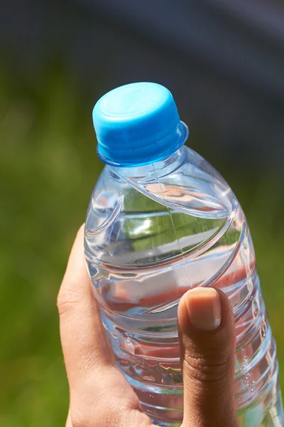 Mano con botella de agua — Foto de Stock