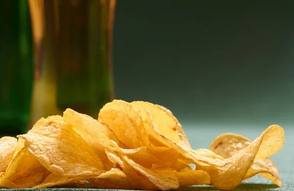 Potato chips and beer — Stock Photo, Image