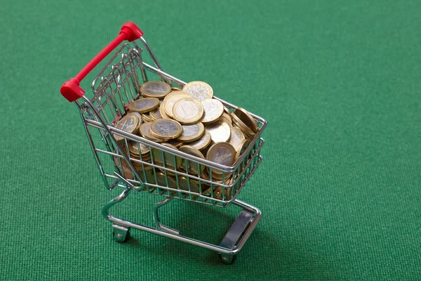 Monedas en la cesta de la compra — Foto de Stock