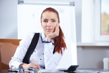 İş yerindeki genç iş kadını